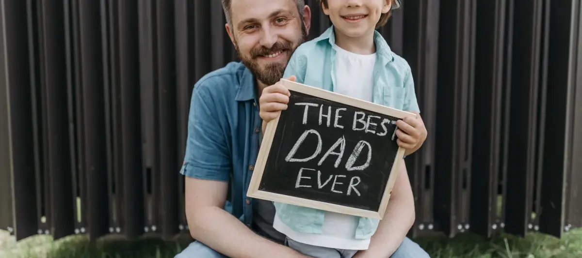 Isä ja poika pitelevät Best Dad Ever -kylttiä
