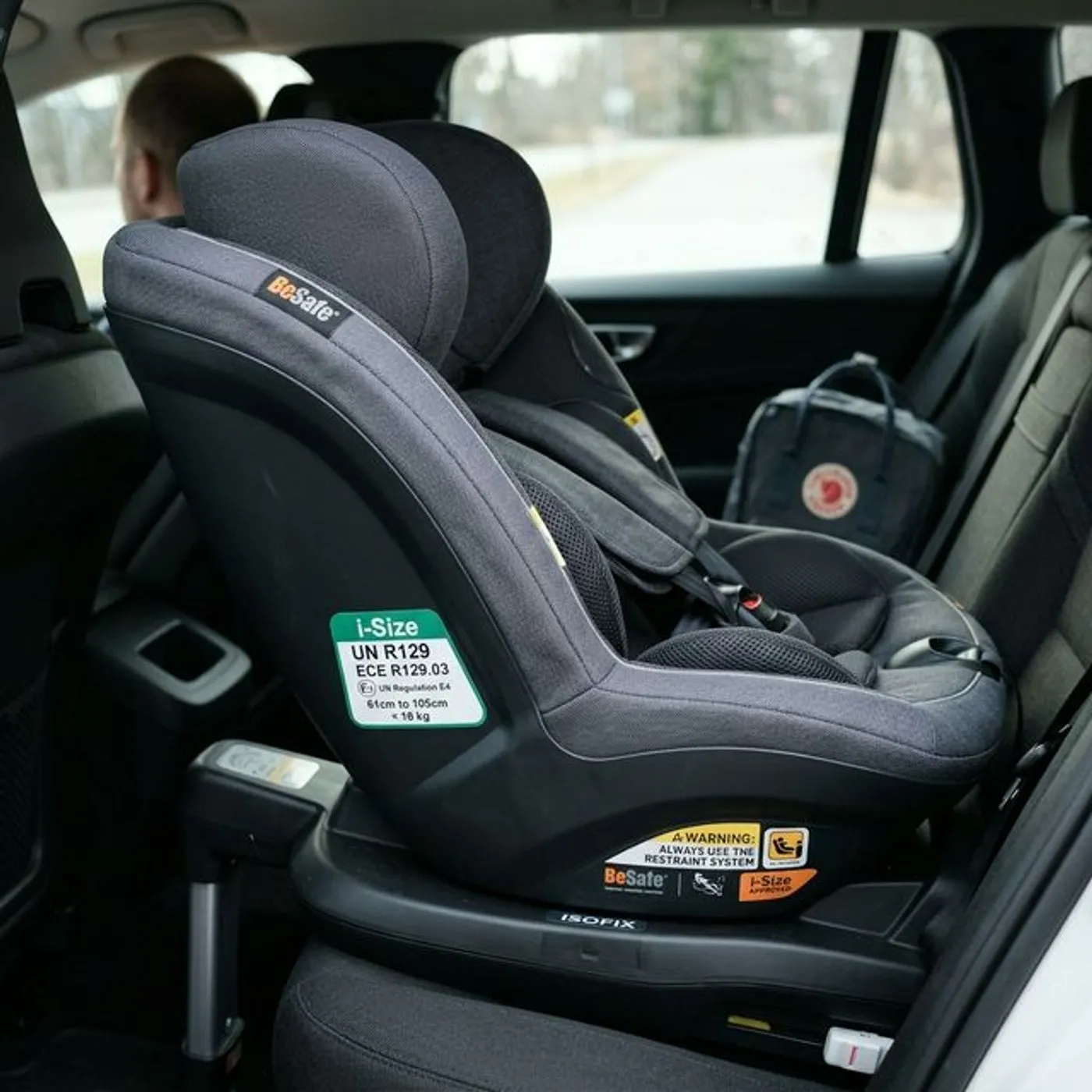 Vanhempi tarkistaa turvaistuimen vyöjen ja muovin kunnon